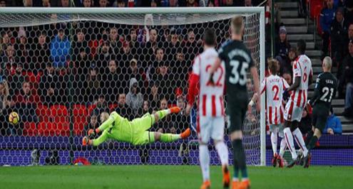 رمضان يشارك في خسارة ستوك أمام مانشستر سيتي بالبريميرليج